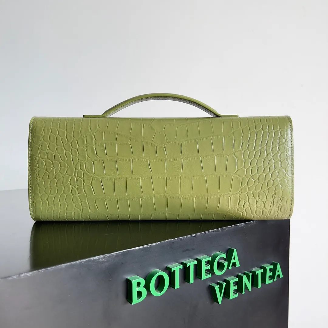 Batch 1420 Bottega Veneta Fall in love with Andiamo at first sight, new design, natural Nile rare leather crocodile pattern complex handbag, a model handbag for women, no need for color cover, no emotional camouflage, immersive depth and excitement, the classic element KNOT knot is inspired, modernist aesthetics and jewelry field craftsmanship reinterpret the knot element, bringing a clutch full of modern texture and elegant and quiet lady spirit. Style number: 741511 Size: 31*13*3cm